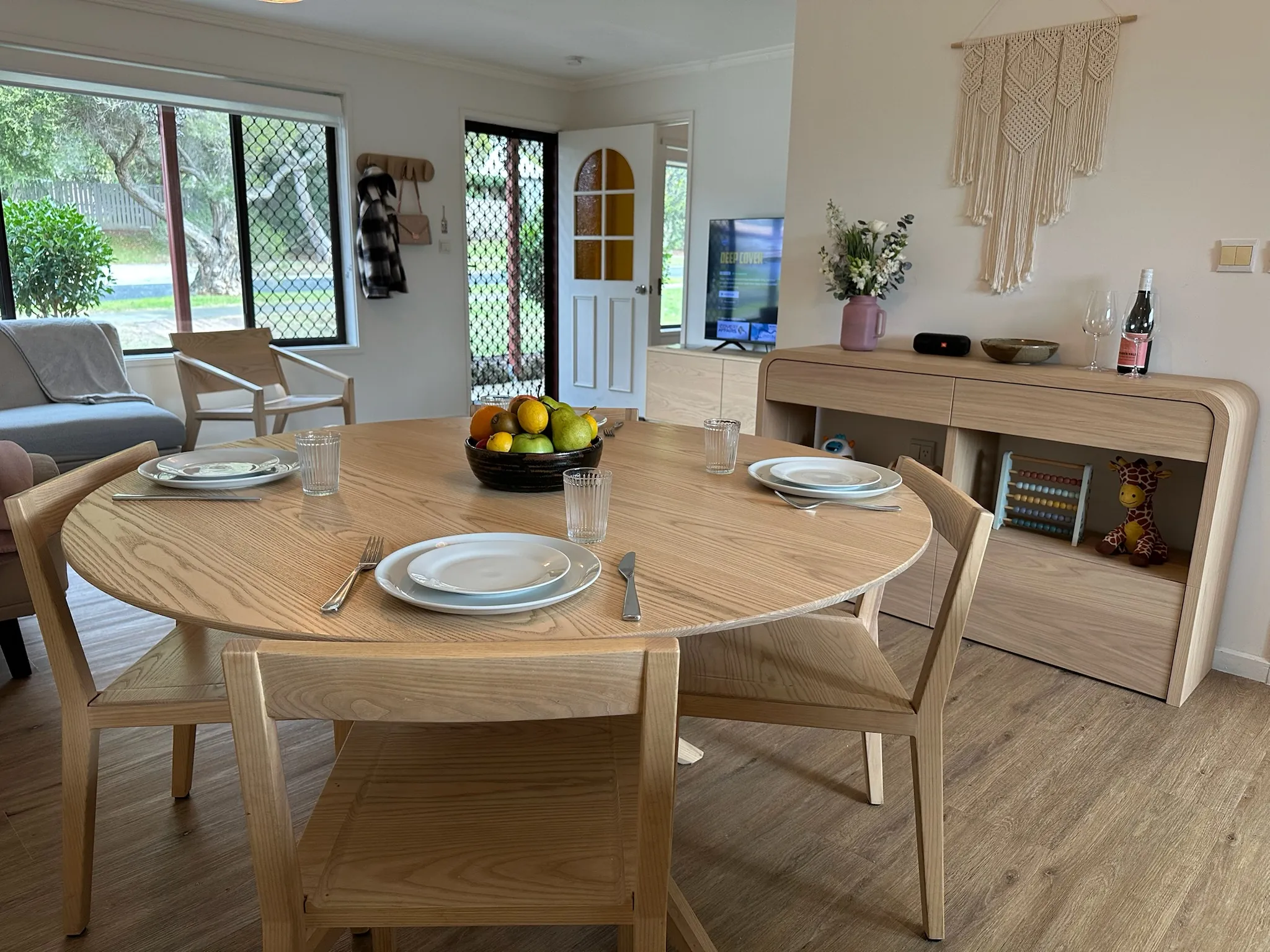 Dining area – view 4